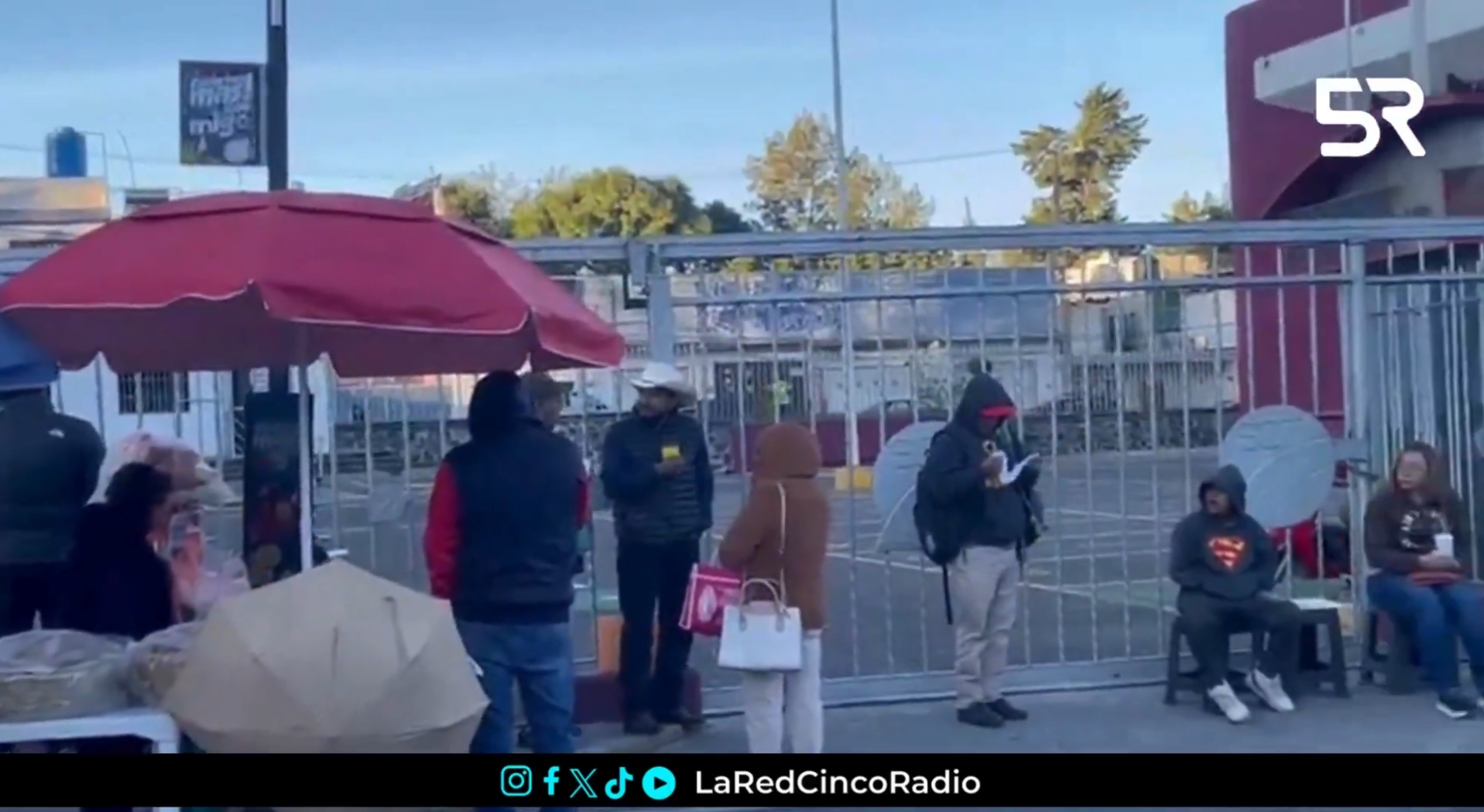 Desde temprano, ciudadanos acuden a realizar emplacamientos y licencias pese al frío