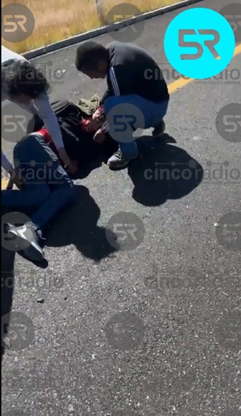 Seis trabajadores resultaron heridos, tres graves, tras un accidente en la Vía Atlixcáyotl, kilómetro 19. Autoridades y cuerpos de emergencia acudieron al lugar.