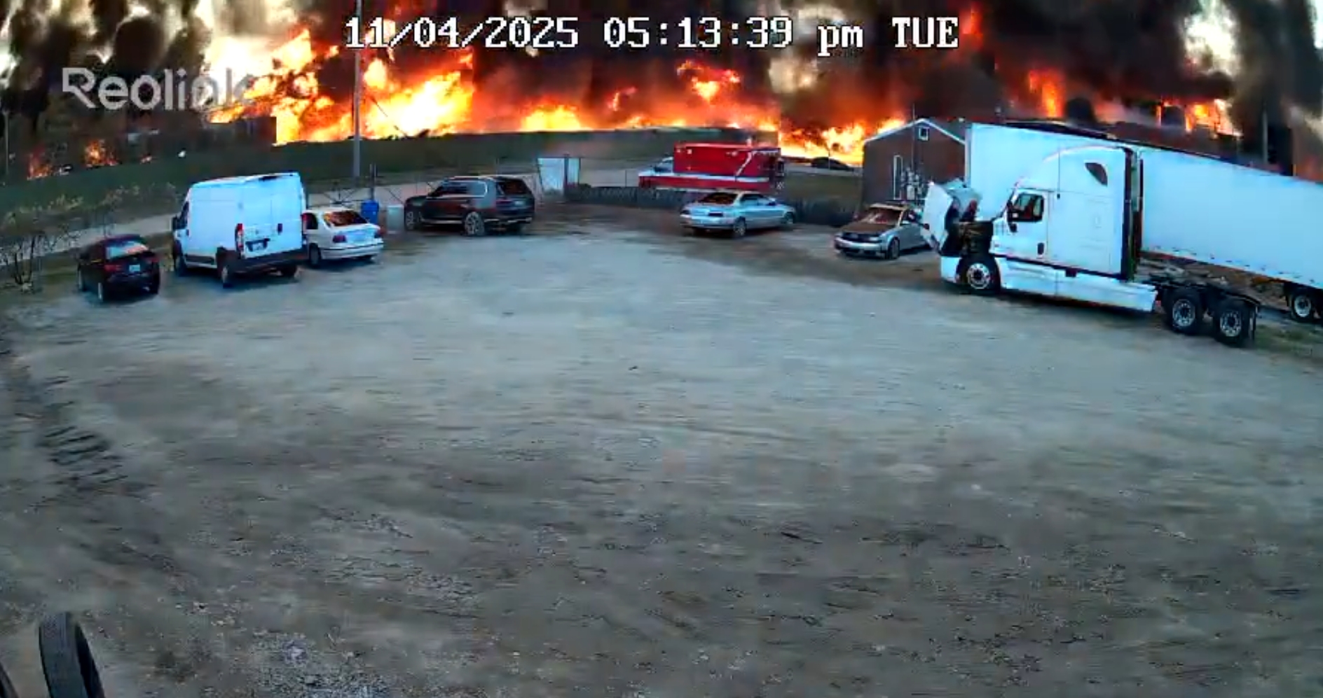 Una cámara de seguridad captó el momento del accidente del vuelo 2976 en Louisville. Las autoridades ya investigan las causas.