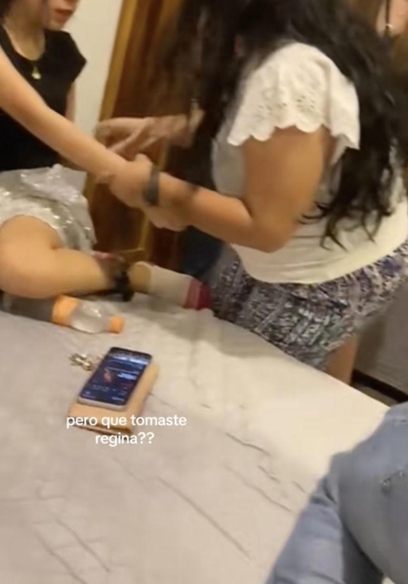 La madre rastreó el celular de su hija y la encontró en una fiesta clandestina de Halloween; la menor estaba en aparente estado de ebriedad.