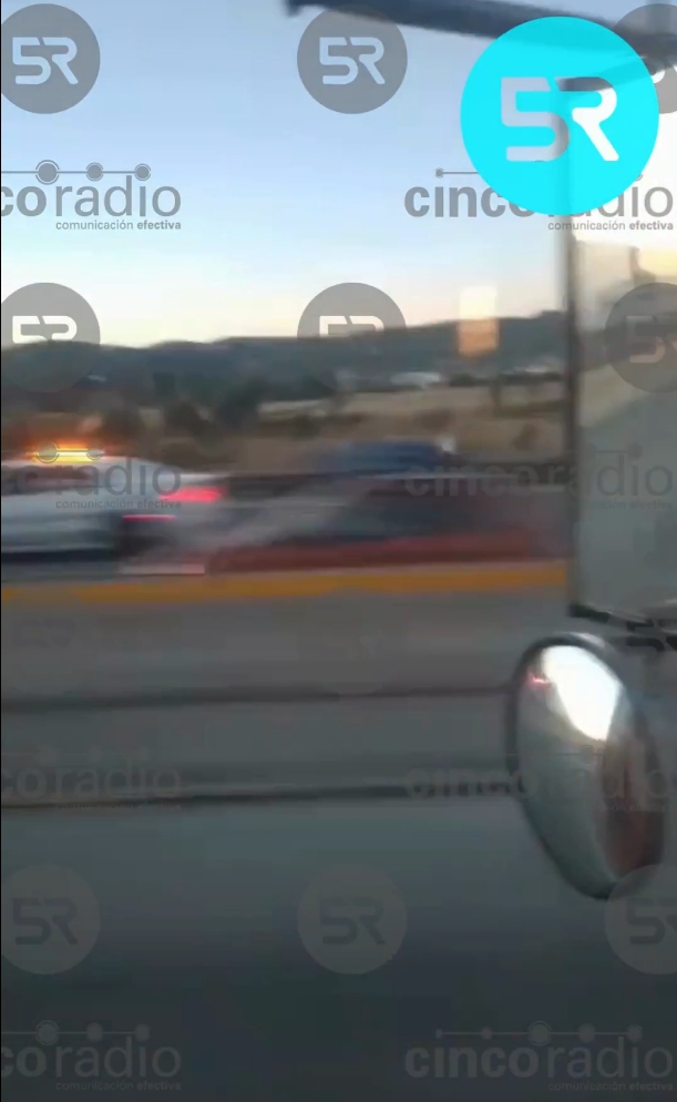 Tráfico intenso en la Autopista Puebla-Veracruz por la volcadura de un camión con guayabas y un choque de tráileres cerca de Nenetzintla. Maneje con precaución.