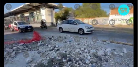 Cúmulo de escombros causa tráfico y daños a vehículos en la 11 Sur, zona Río Atoyac de RUTA. Autoridades exhortan a manejar con precaución.