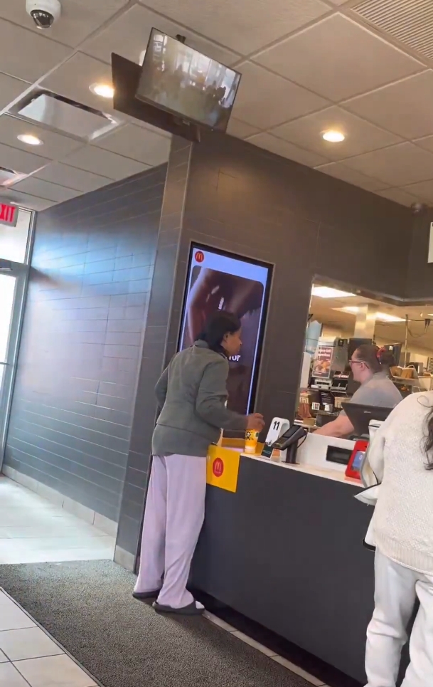 En Virginia, EE. UU., una mujer atacó al gerente de un McDonald’s tras reclamar el reembolso de dos sándwiches ordenados en línea y luego huyó del lugar.