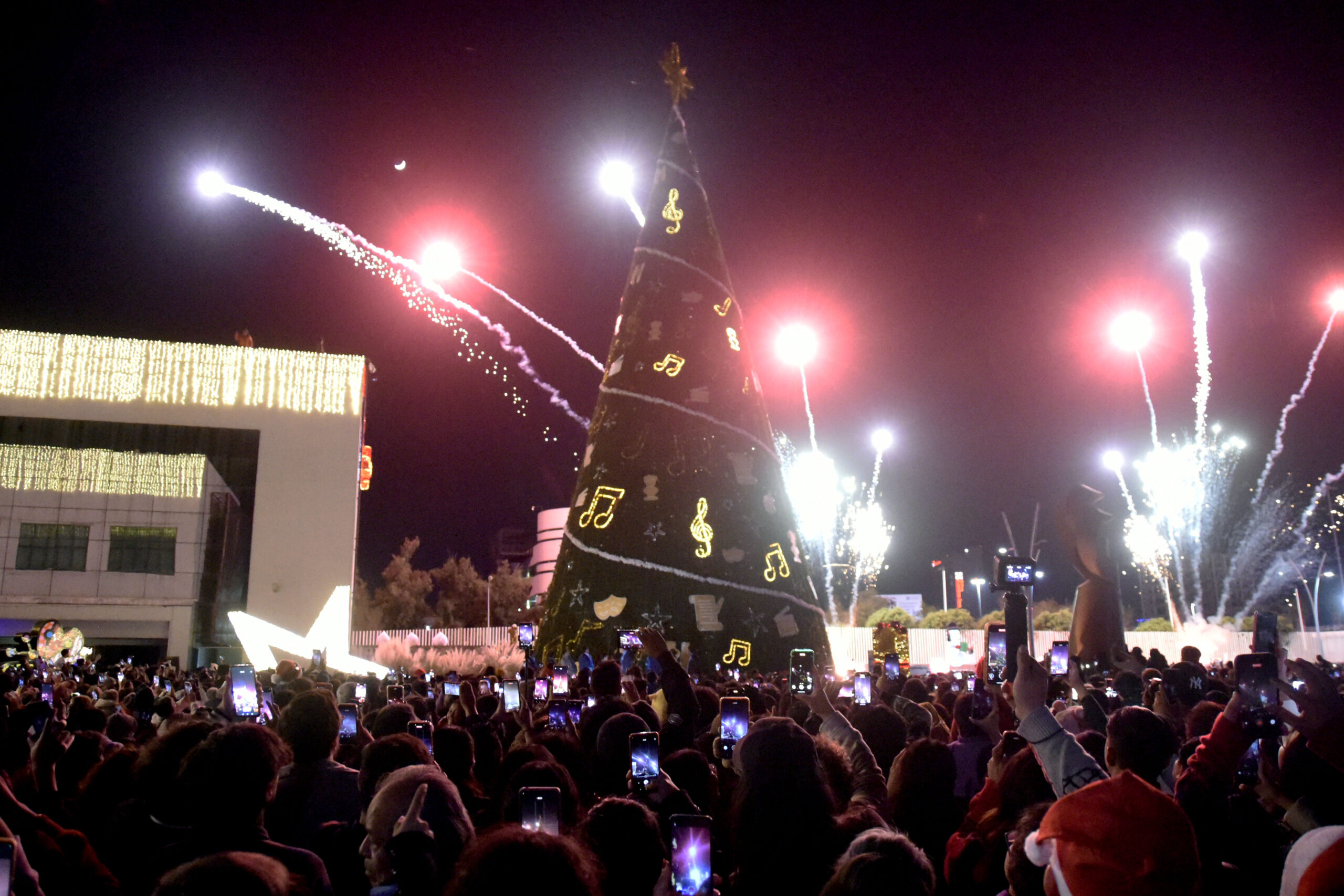 Miles de familias disfrutaron el encendido del Árbol de Navidad de la BUAP, entre música, arte, juegos, gastronomía poblana y un mensaje de paz de la rectora.