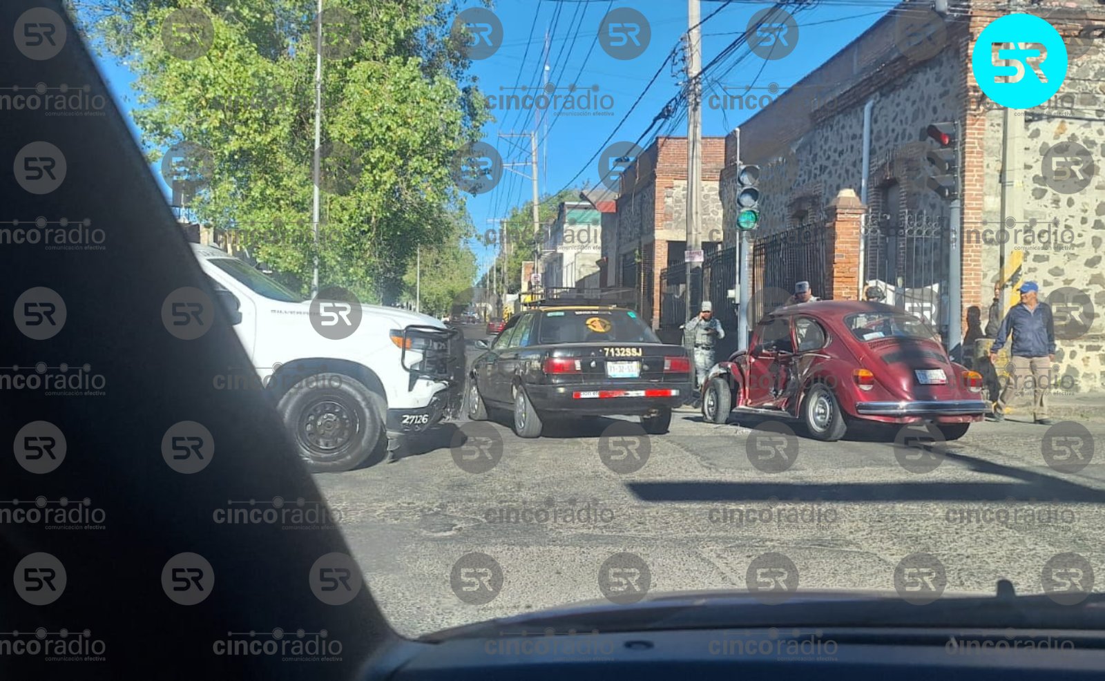 El percance involucró presuntamente a una unidad de la Guardia Nacional; equipos de emergencia rescataron al conductor herido.