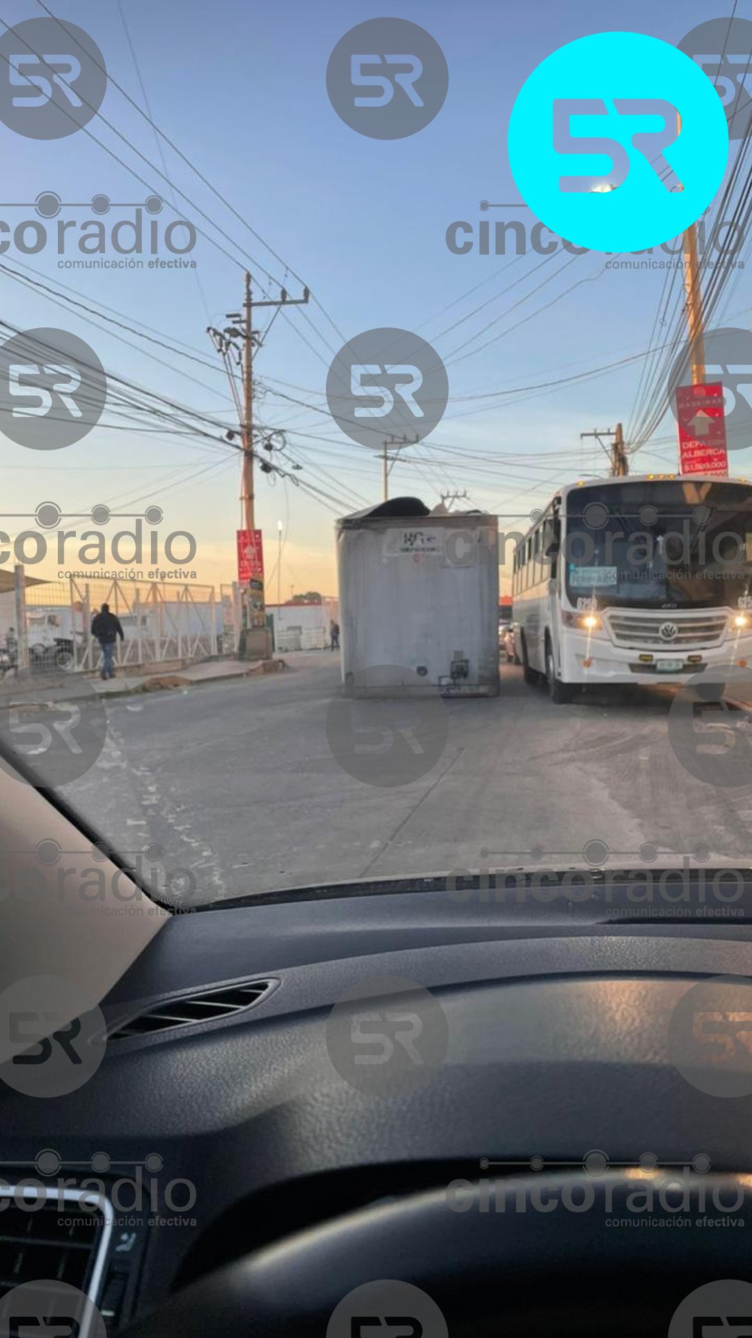 Una caja de tráiler cayó y bloquea la calle Guerrero en Sanctorum, Cuautlancingo. Autoridades trabajan en el retiro; tránsito afectado.