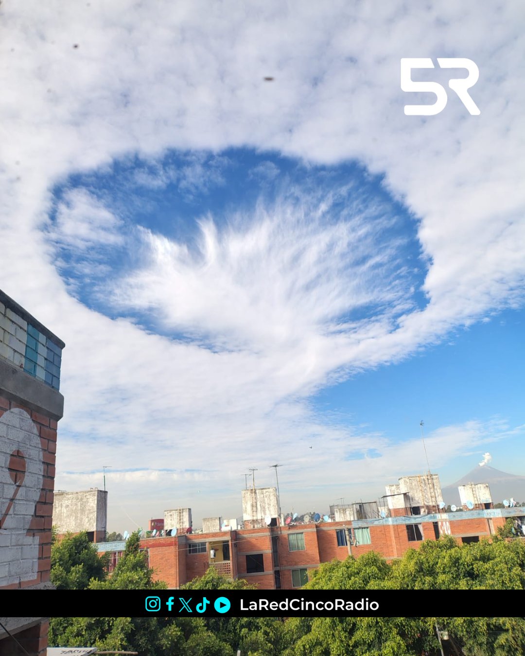 Nubes lenticulares sorprendieron a Puebla y Atlixco esta mañana; su forma de platillo volador generó asombro entre habitantes y viralizó imágenes del cielo.