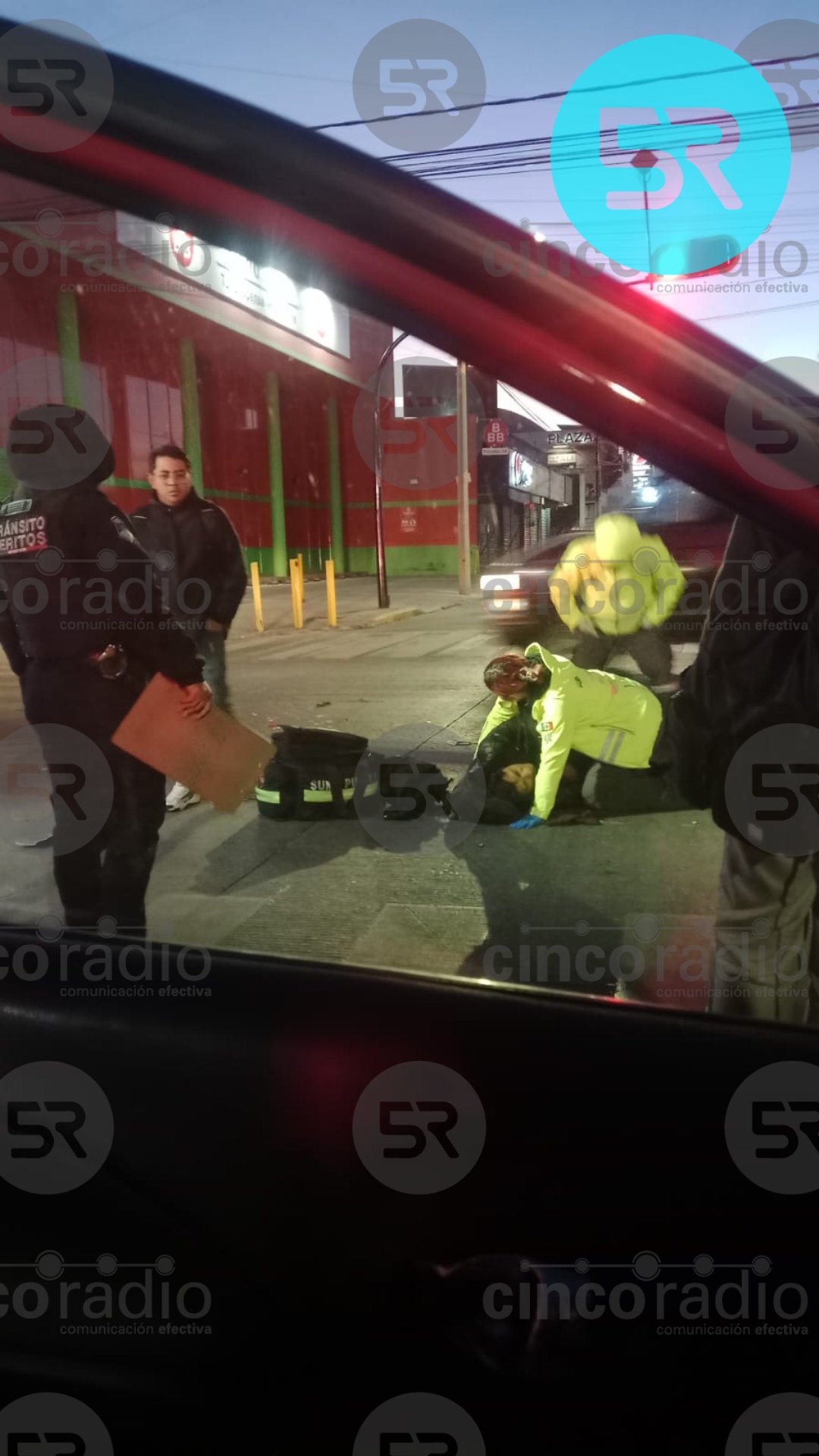 Un motociclista resultó lesionado al impactarse contra una unidad del transporte público en la colonia Bella Vista; fue trasladado al Hospital de Ortopedia.