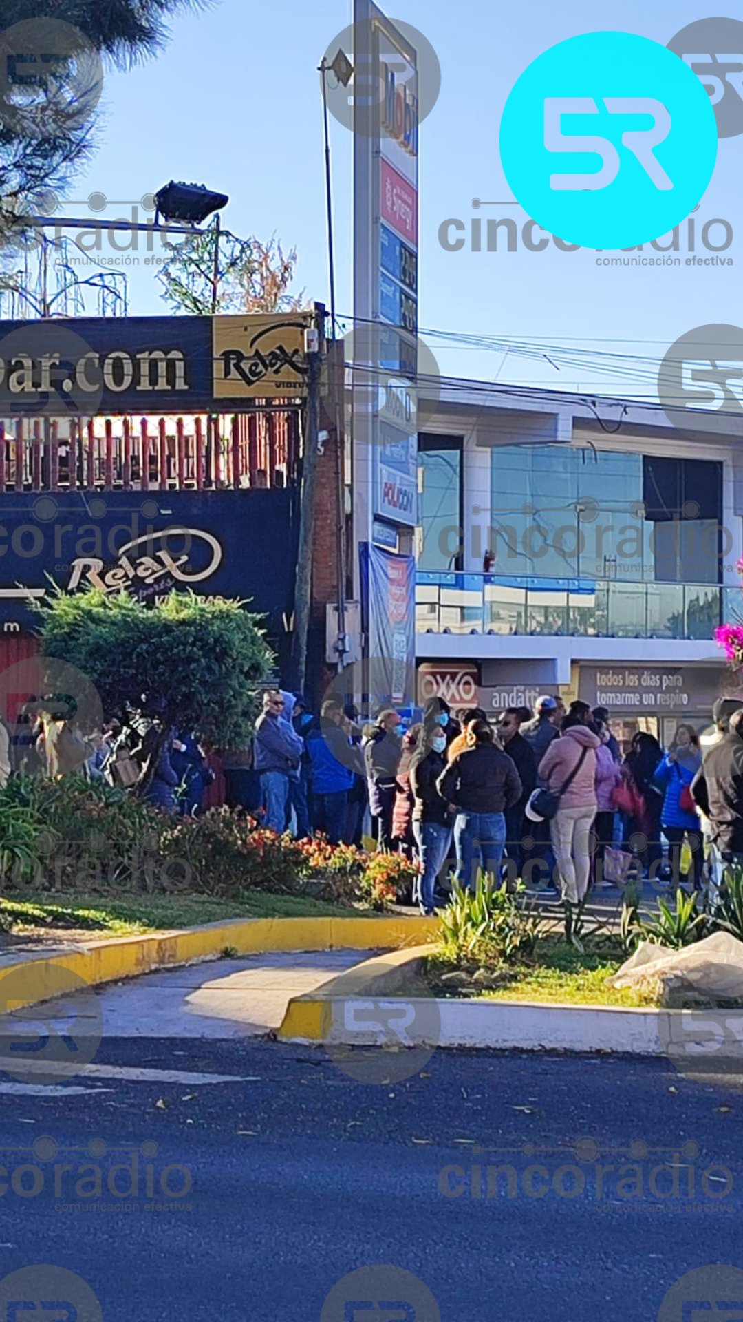 Maestros de nivel superior mantienen una manifestación en la Recta a Cholula, a la altura de la gasolinera Mobil; se recomienda usar rutas alternas.