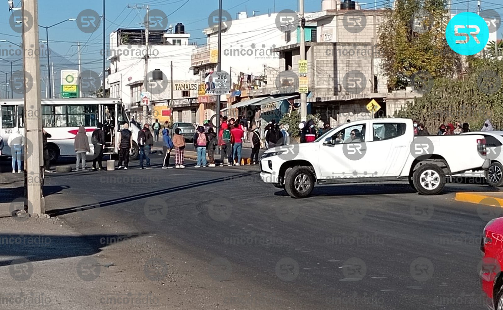 Manifestantes cierran Camino al Batán a la altura de la gasolinera ANAM. Señalan presuntas irregularidades en el Cereso de San Miguel. Tome precauciones.