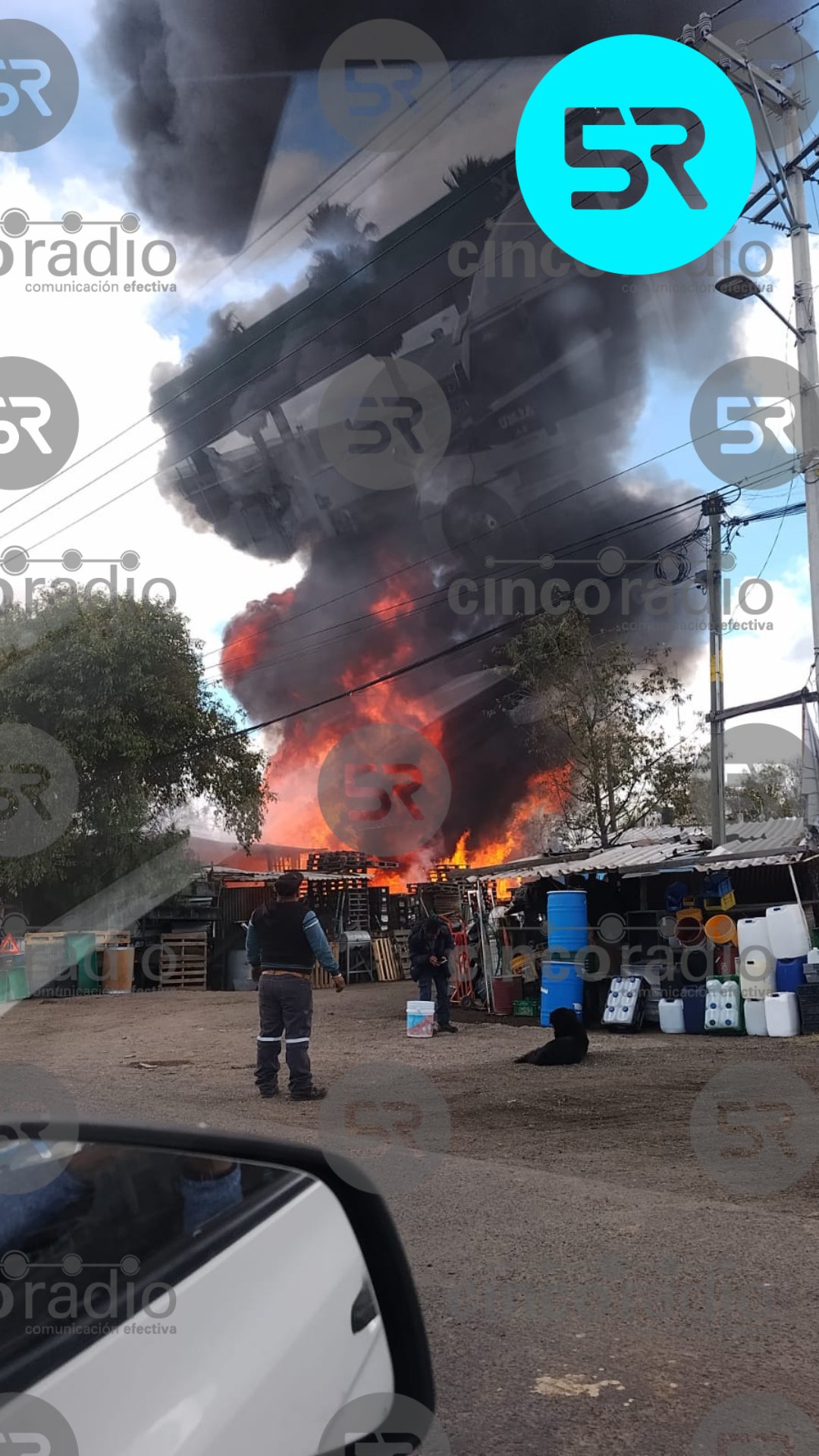 Se reporta un incendio en un inmueble de San Martín Texmelucan, visible desde la Autopista México-Puebla; autoridades piden extremar precauciones.