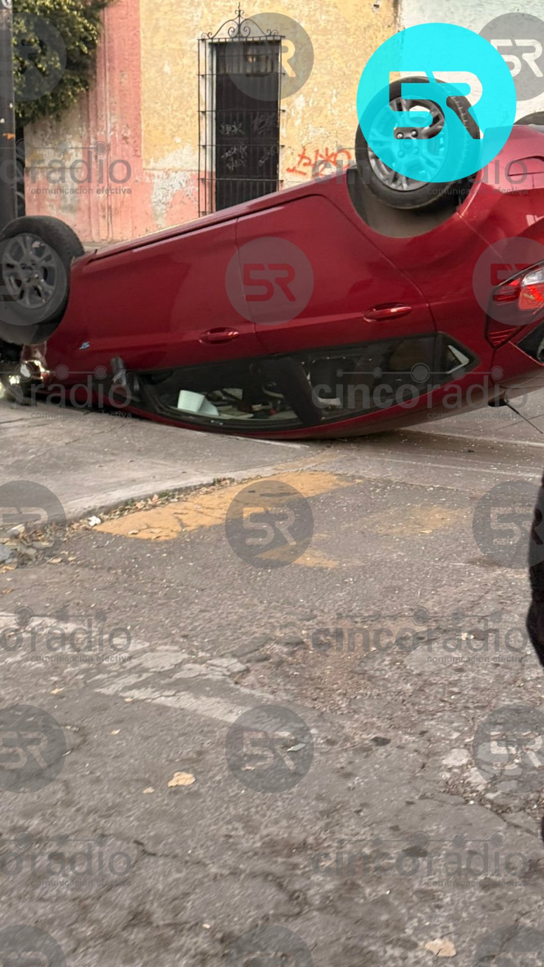 Vehículo volcó tras choque en la 34 Poniente y 11 Norte; no hubo heridos y la circulación continúa normal. Autoridades piden manejar con precaución.