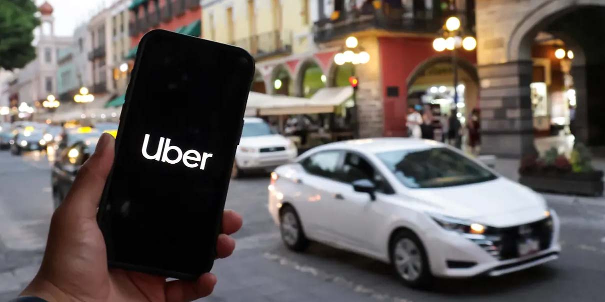 La Semovi condiciona la renovación del permiso a que Uber otorgue seguridad social y cumpla nuevas reglas; la plataforma aún no responde.