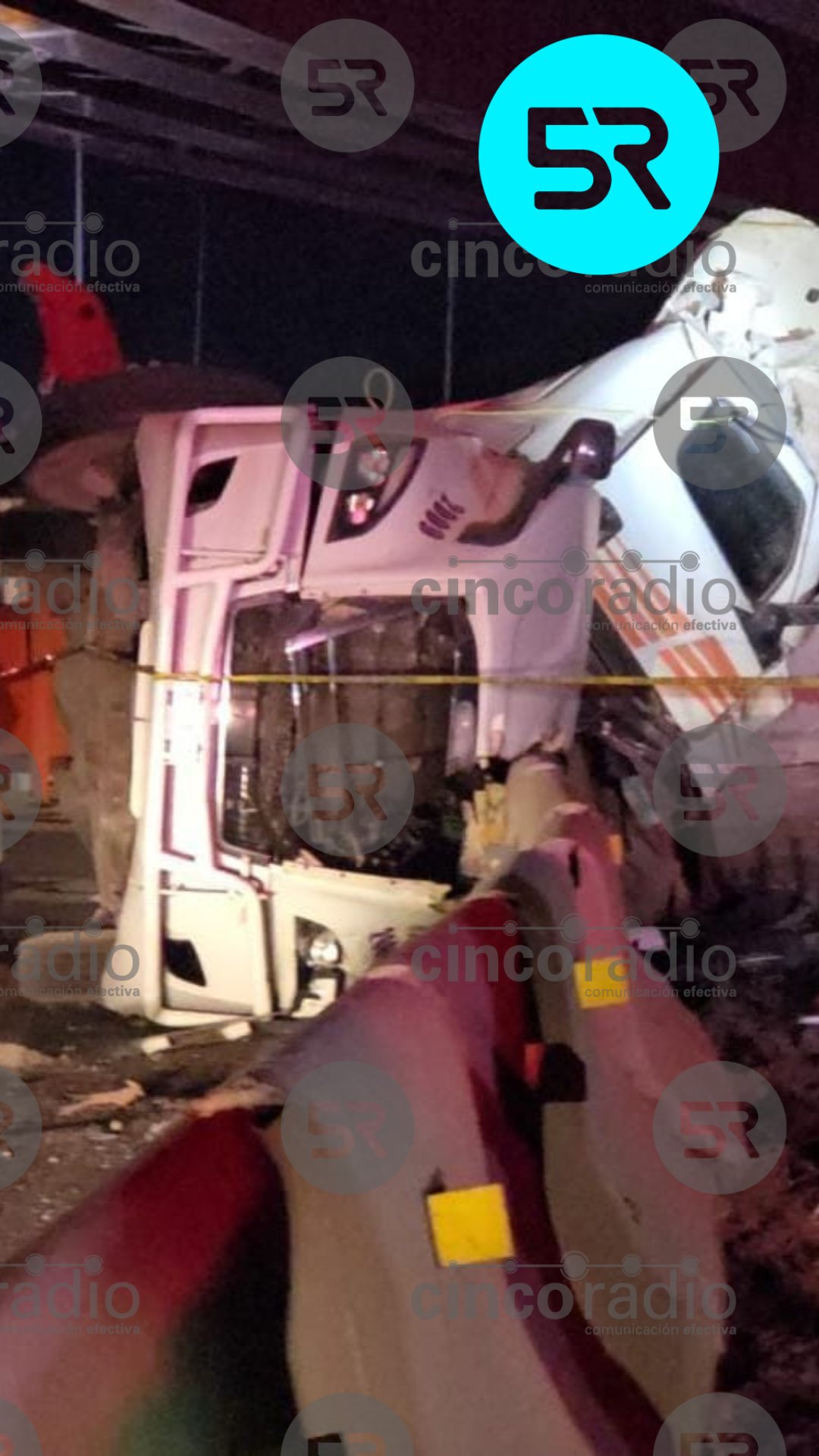 Un trailero falleció prensado tras volcar en la Tlaxcala–Apizaco. Antes, otro tráiler con flores perdió el control en una curva cerca de El Molinito.