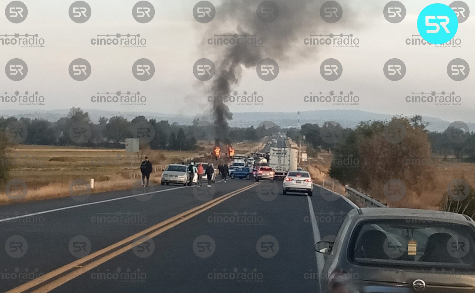 Bloqueo e incendio de maquinaria afectan la Autopista Puebla–Tlaxcala, a la altura de Camino a Ocotlán. Se pide a conductores tomar precauciones.