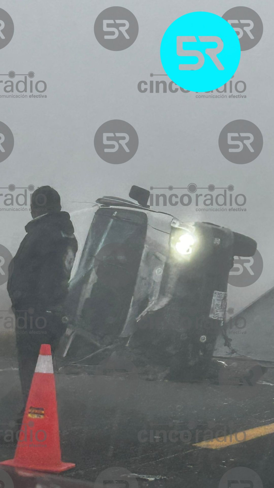 Una combi volcó en la carretera Aljojuca–El Seco, cerca de San Miguel Tecuitlapa. La niebla complica la visibilidad; autoridades ya atienden.