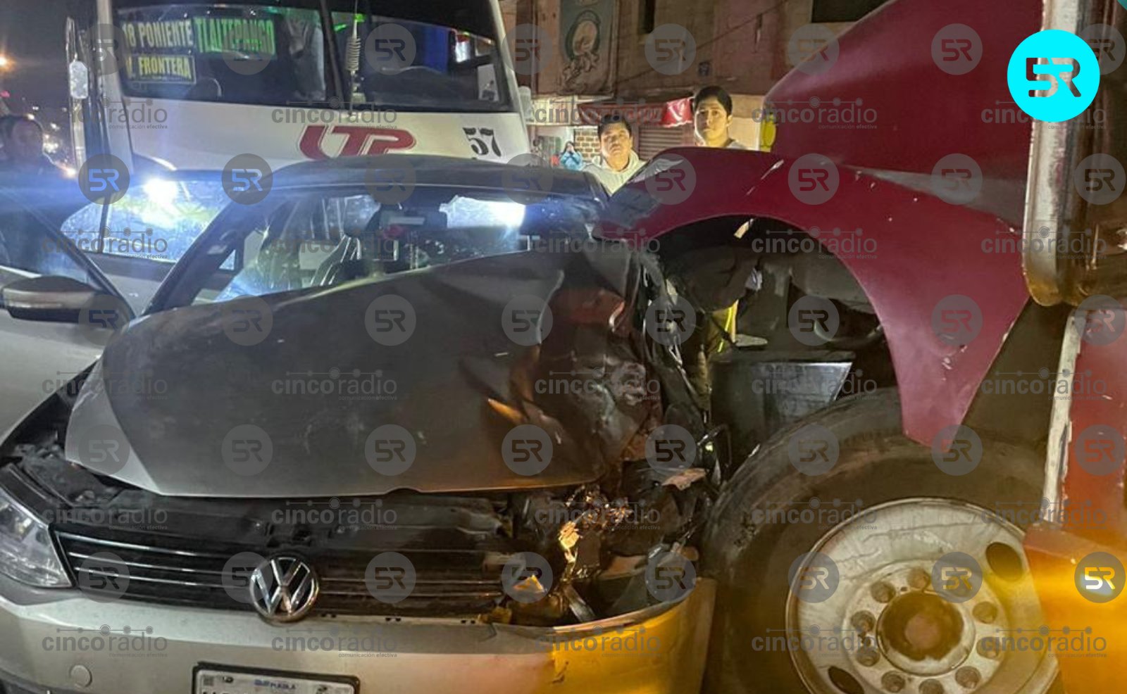 El accidente ocurrió en la prolongación de la 5 Norte, cerca de La Aceitera; vecinos retuvieron al chofer, presuntamente alcoholizado.