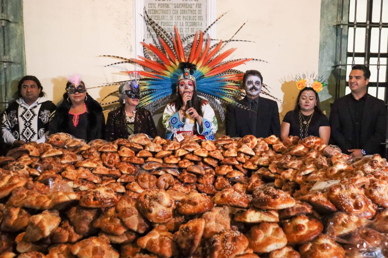 Protección Civil exhorta a revisar cables, enchufes y materiales antes de colocar luces en exteriores para evitar incendios o cortocircuitos.