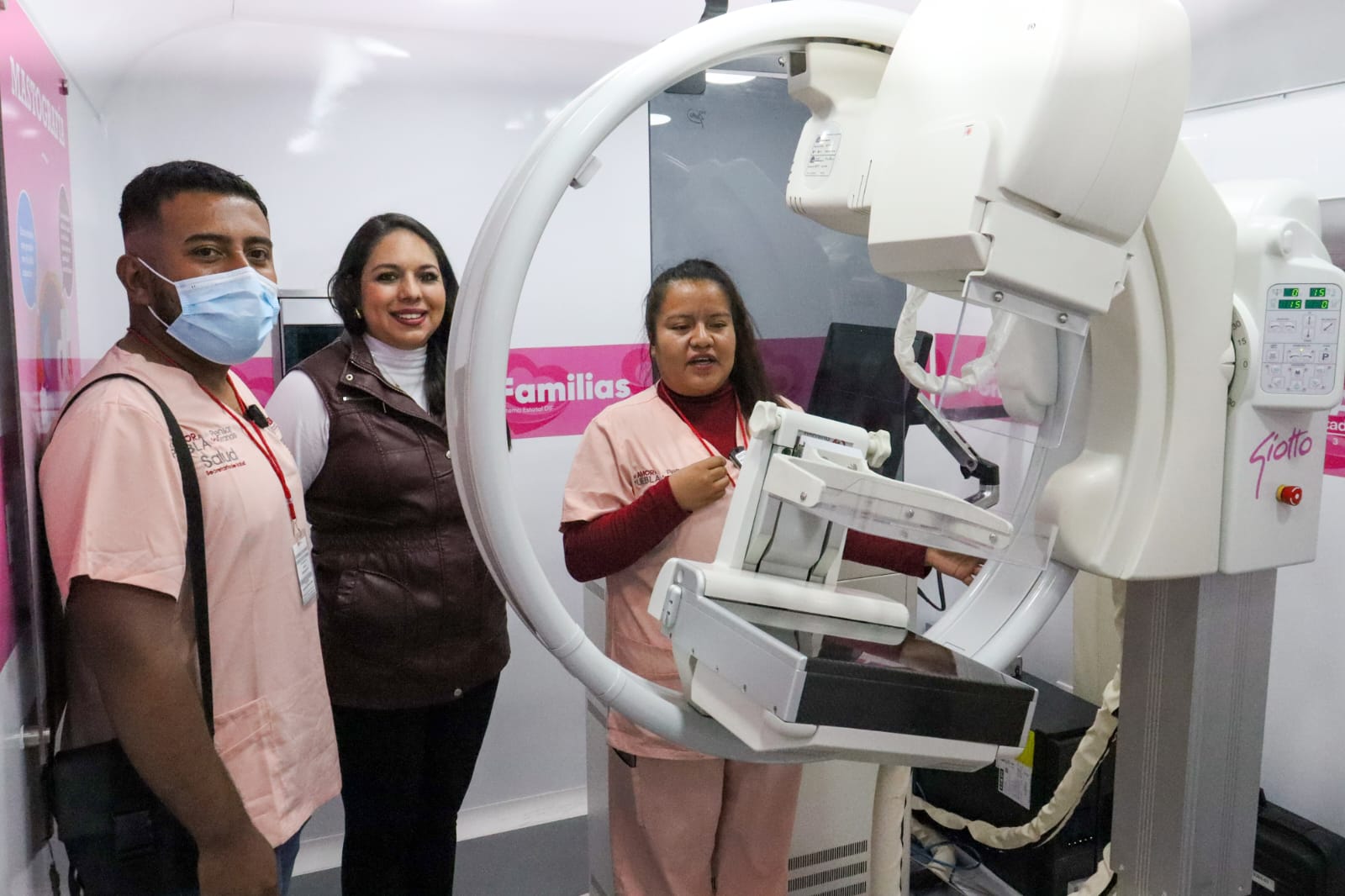 Más de mil cholultecas fueron atendidos en la Caravana de la Mujer con estudios y servicios médicos gratuitos gracias al trabajo estatal y municipal.