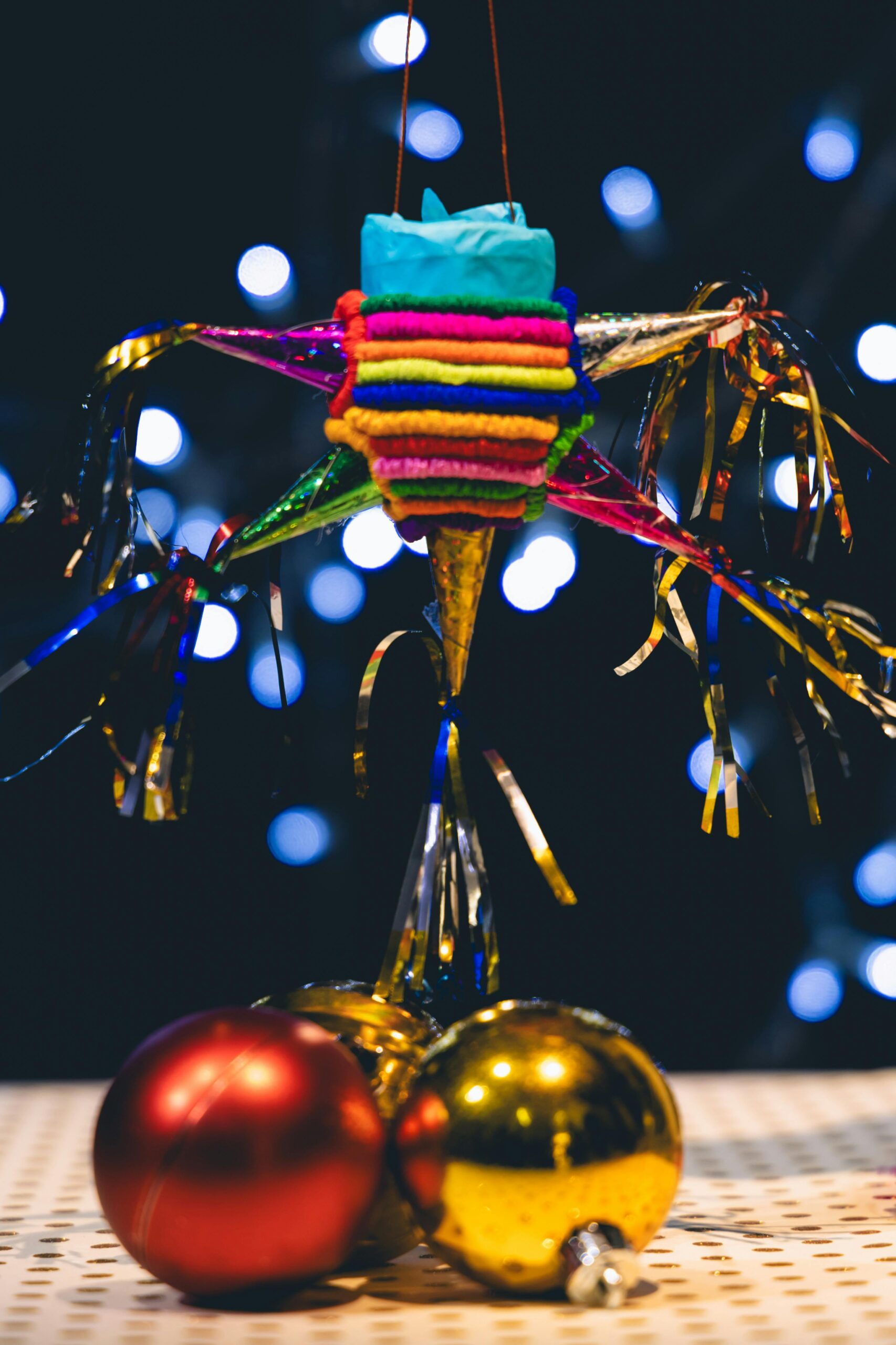 Artesanos de Atlixco exhiben piñatas en el palacio municipal; esperan vender más de mil esta temporada