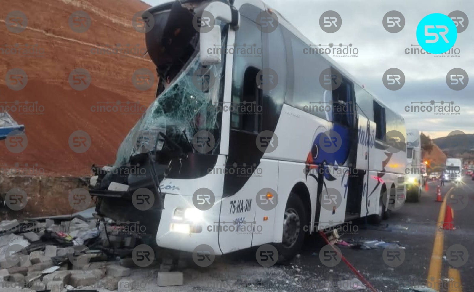 Un autobús de pasajeros y un camión de carga chocaron por alcance en el km 147+800; hay al menos 11 personas lesionadas.