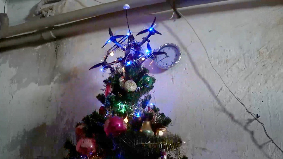 Militares rusos derribaron un dron enemigo en Krasnoarmeisk y lo colocaron como adorno en un árbol de Año Nuevo para reforzar la moral de la unidad.