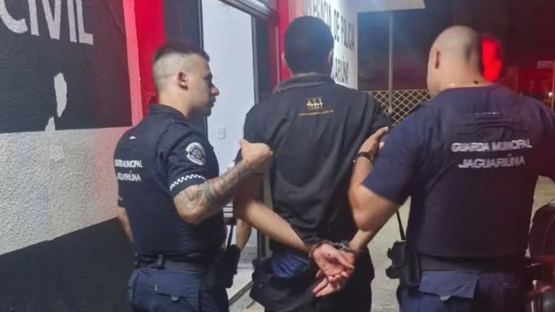 Un joven de 18 años fue detenido tras asesinar a su padrastro durante una celebración navideña y herir a varias personas al azar en calles de Jaguariúna, Sao Paulo.