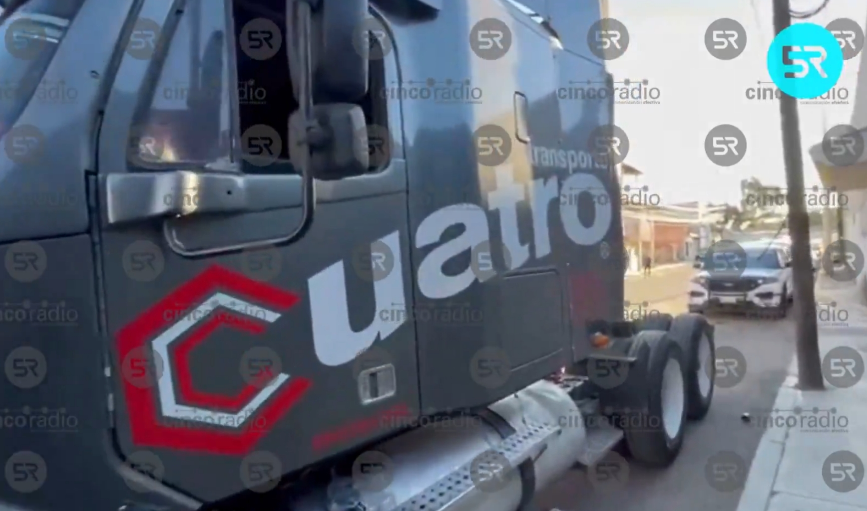 Reportan tráiler abandonado en la colonia La María; autoridades mantienen vigilancia