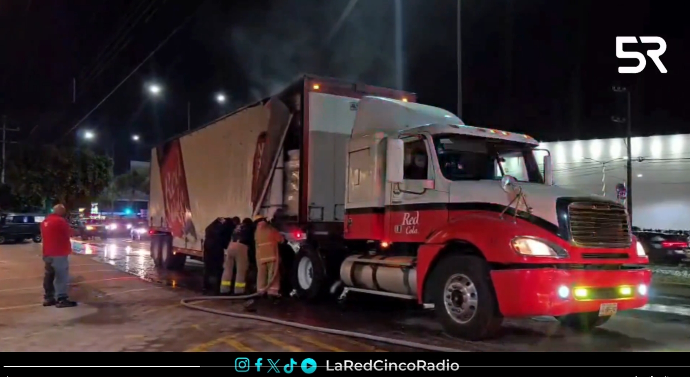 Un camión de Red Cola se incendió sobre la carretera Atlixco–Izúcar de Matamoros; bomberos actuaron de inmediato y no se reportan lesionados.