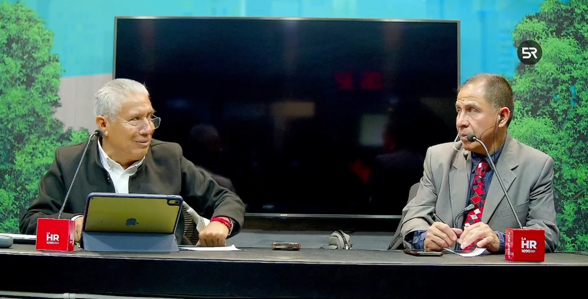 El secretario de Educación informó que más de 979 mil alumnos recibieron uniformes y 657 mil calzado escolar en toda la entidad.