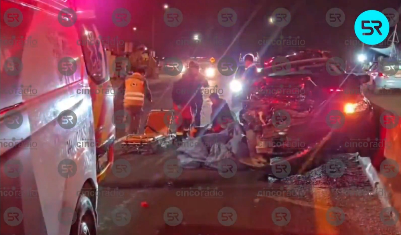 Un fuerte choque se registró en la carretera federal Atlixco–Puebla, a la altura de Villa Elena; una mujer resultó lesionada y fue llevada a un hospital.