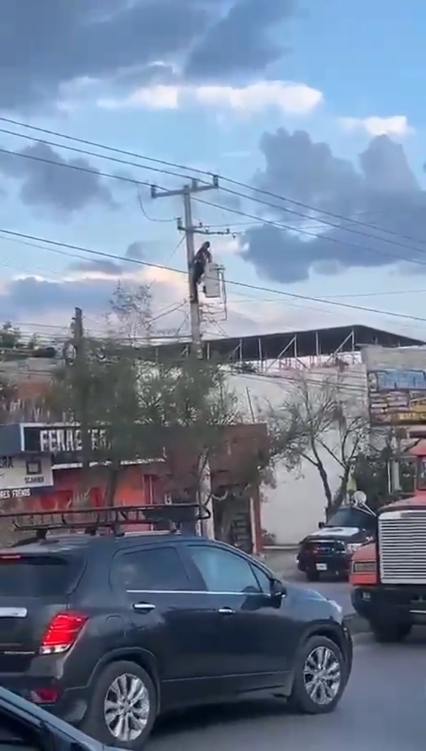 Un hombre resultó lesionado tras recibir una descarga eléctrica al subir a un poste para huir de la Policía en Juárez, Nuevo León; cayó sobre una patrulla.