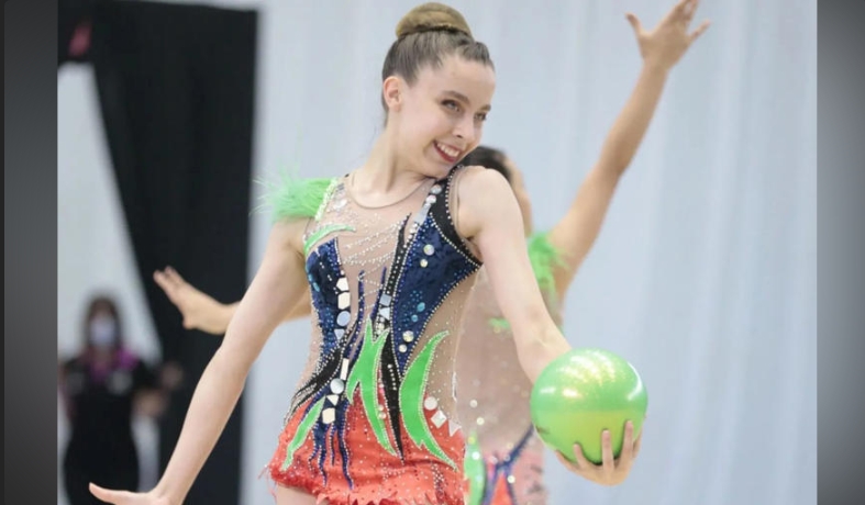 La joven deportista brasileña Isabelle Marciniak perdió la vida a los 18 años tras enfrentar la enfermedad de Hodgkin, confirmó la Federación Paranaense de Gimnasia.