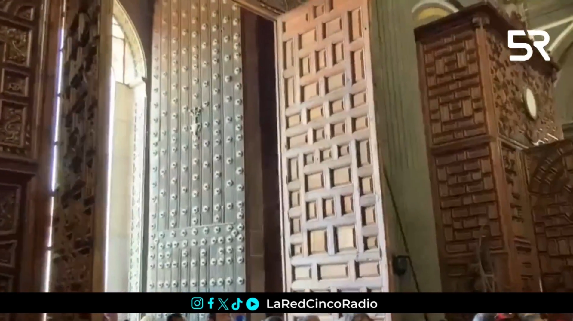 La Puerta del Perdón de la Catedral de Puebla cerró tras el Año Jubilar 2025; fieles formaron largas filas para cruzarla por última vez.