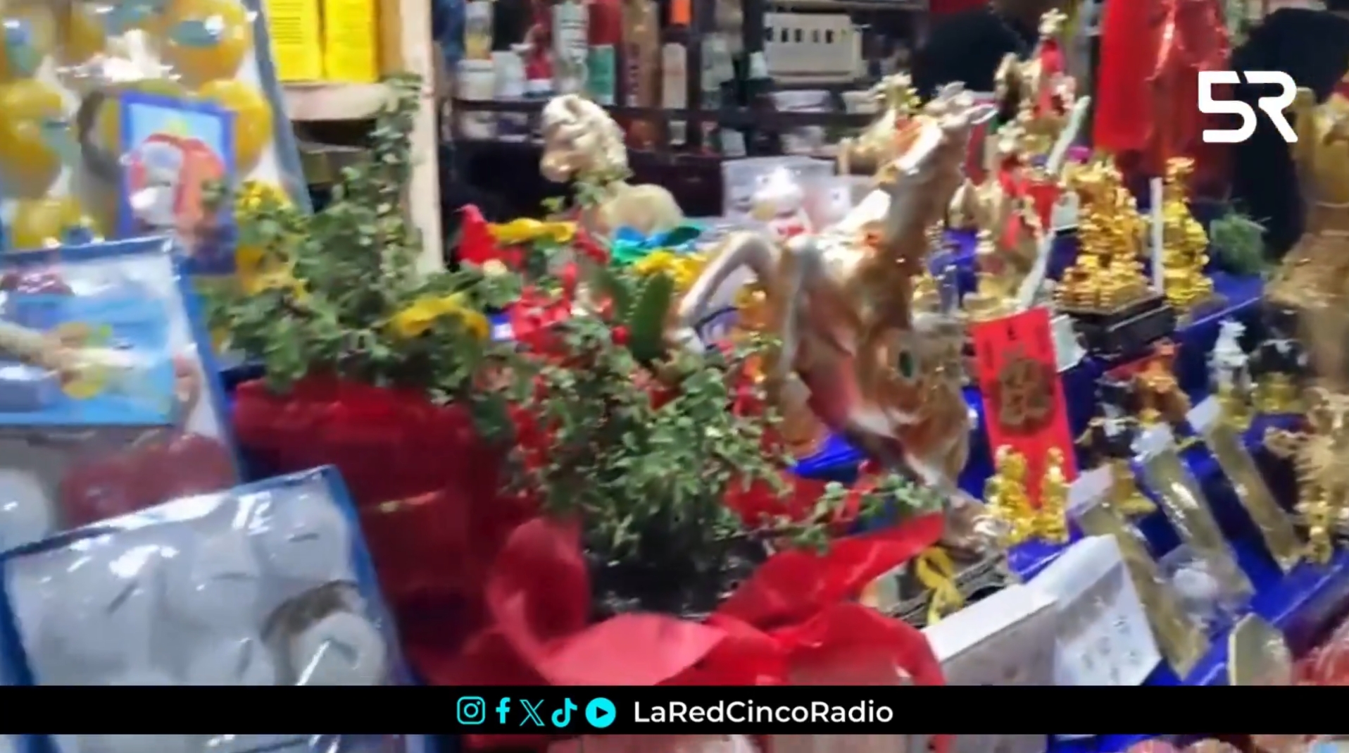 Dólares dorados, velas y figuras del caballo del Año Chino lideran las ventas en el Mercado La Acocota rumbo al fin de año.