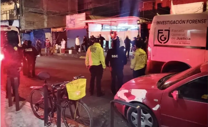Un ataque armado en un restaurante del Centro Histórico de la CDMX dejó una persona muerta y otra herida; el agresor logró escapar.