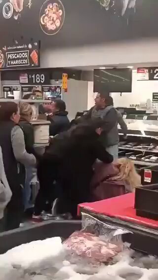 Una mujer fue captada en video durante un altercado en una tienda de la zona de Tepeyac, tras presuntamente intentar colarse en la fila.