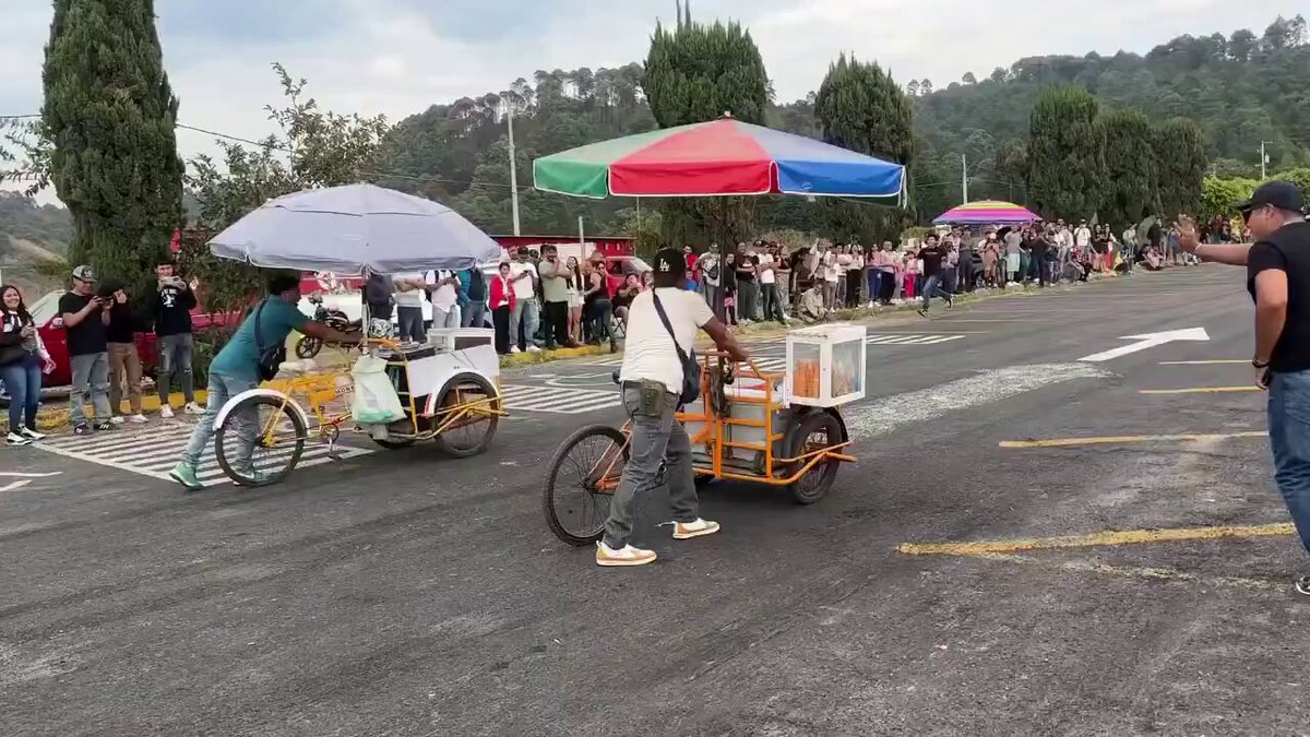 Carrera improvisada en triciclo roba el show en la Feria de Zitácuaro