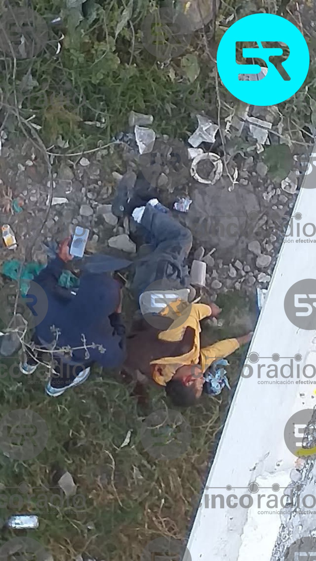 El conductor se impactó contra el muro de contención en el Puente del Escalón; una persona más resultó gravemente herida.