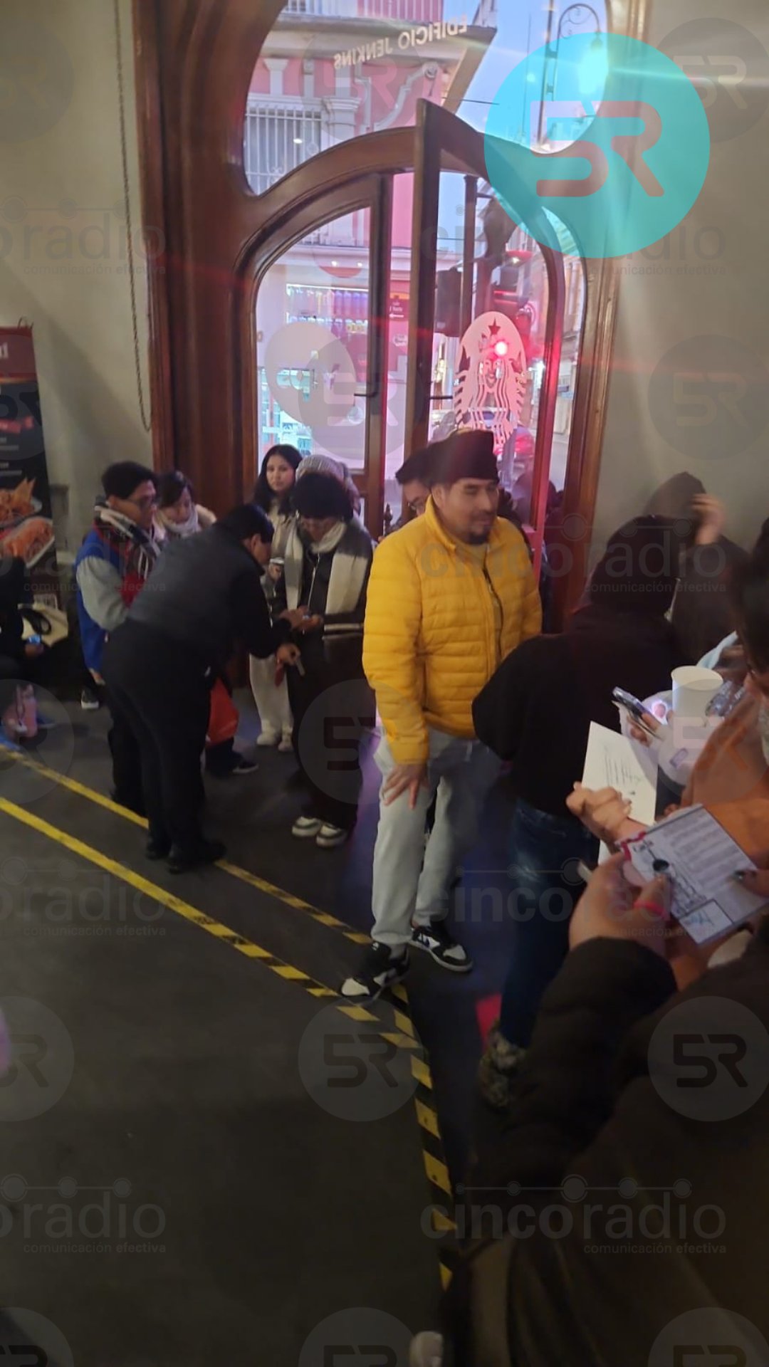 Decenas de personas esperan desde temprano en la sucursal de 2 Norte y 2 Oriente para obtener la pieza de temporada.