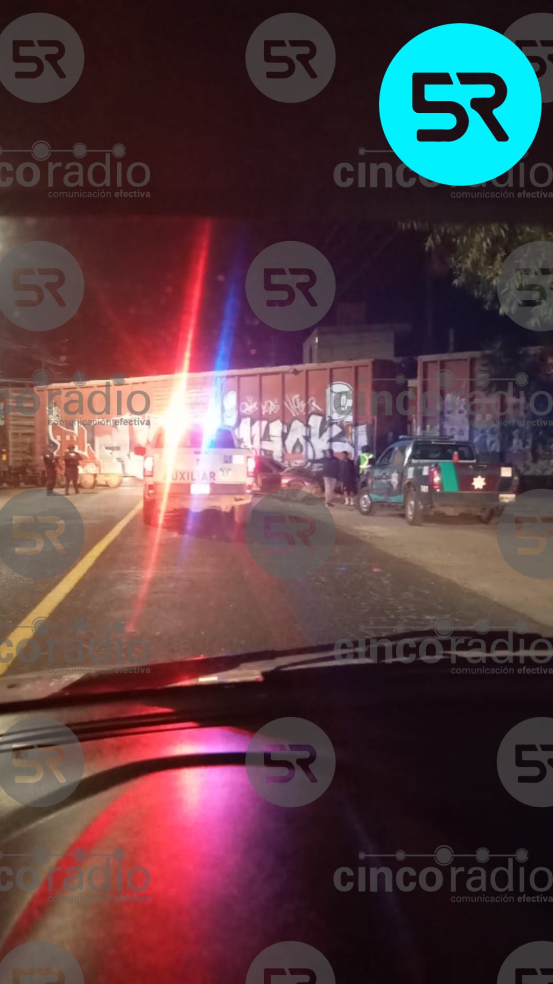 Cuatro lesionados dejó el choque entre un Tsuru y el tren en la Amozoc-Nautla; la zona permanece resguardada.