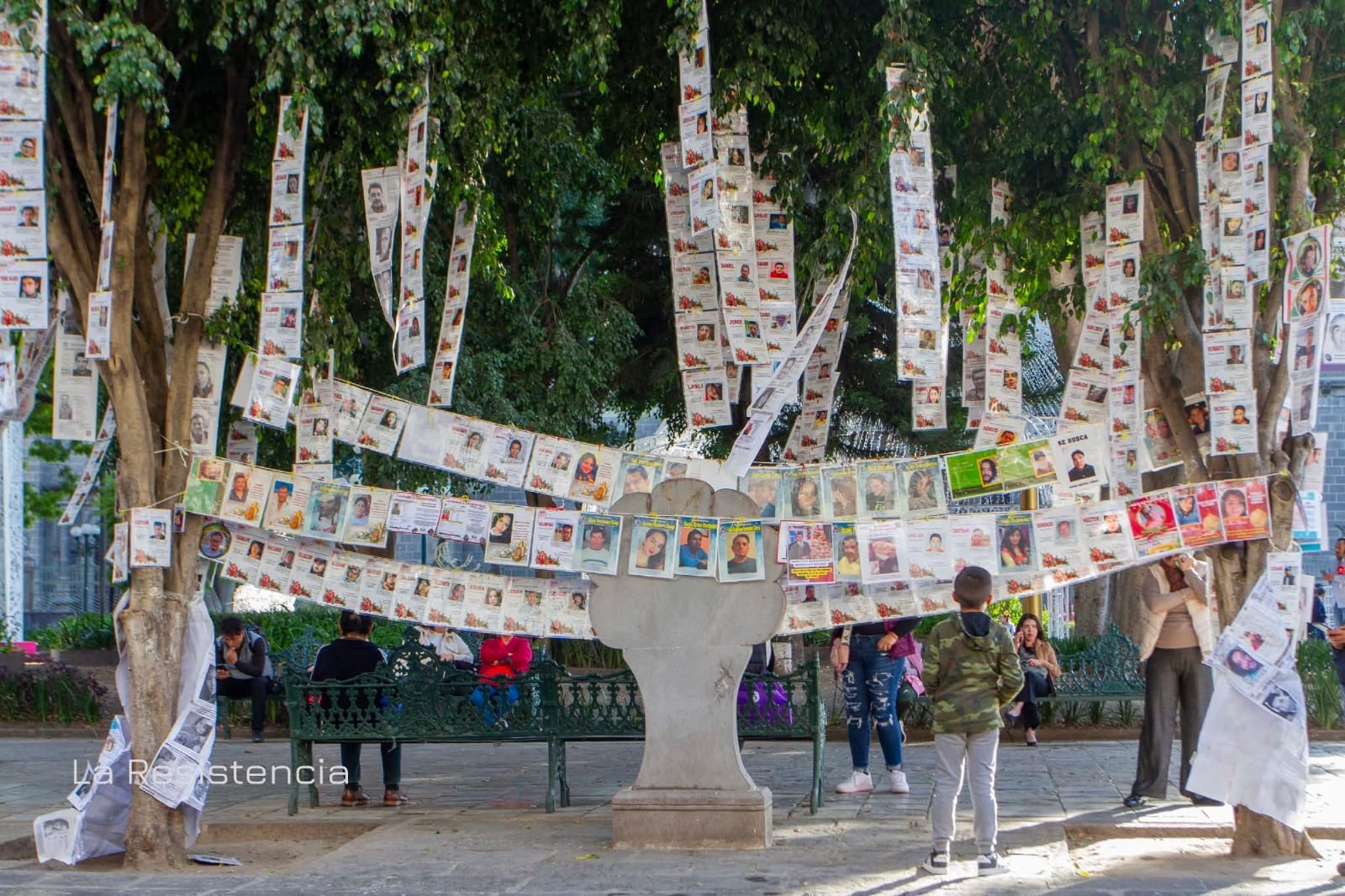 Árbol de la Esperanza en el zócalo de Puebla mantiene viva la búsqueda de desaparecidos