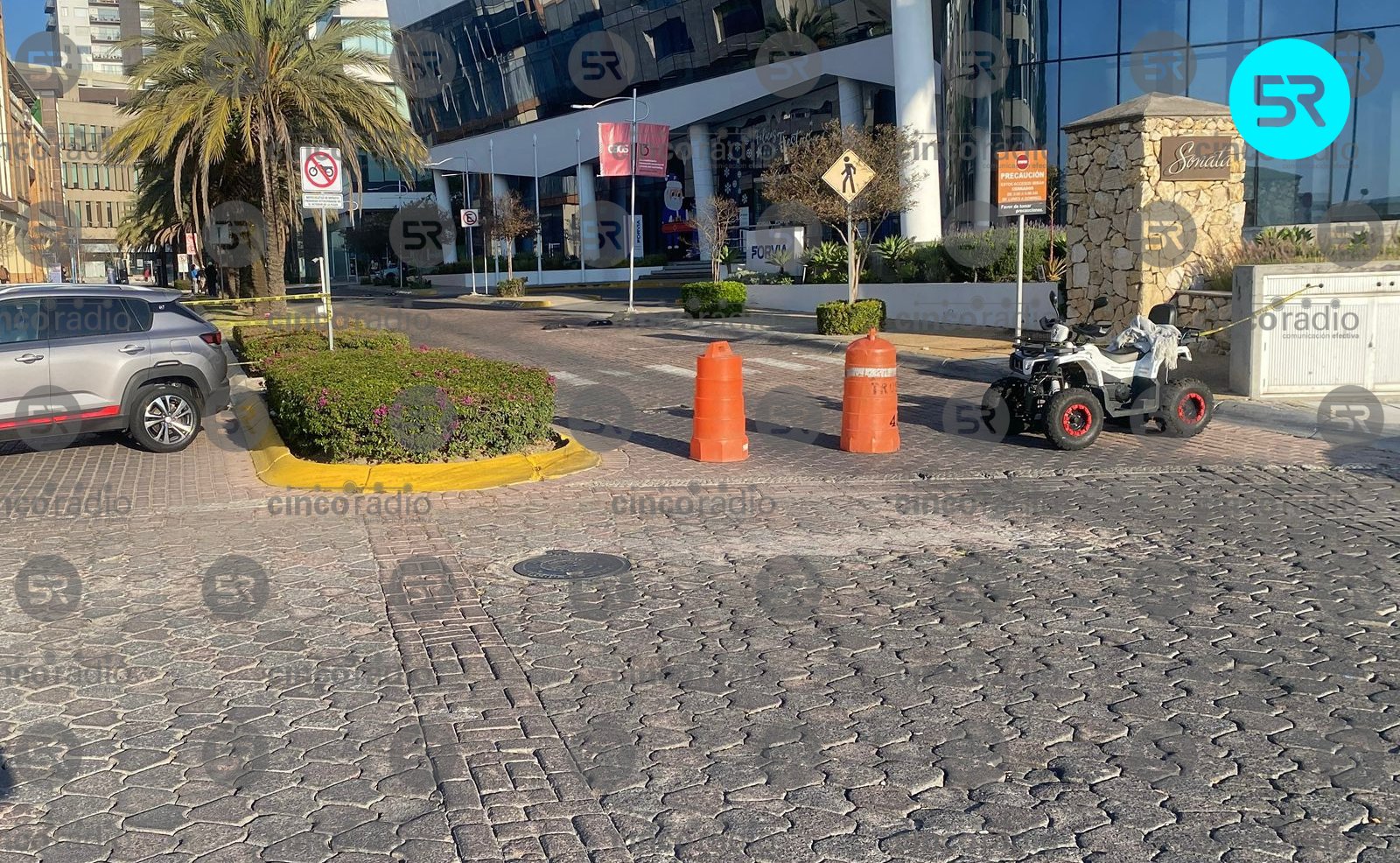 Plaza Sonata fue acordonada por la grabación de un comercial publicitario, lo que generó desvíos y tráfico durante la mañana. La circulación volvió a la normalidad por la tarde.