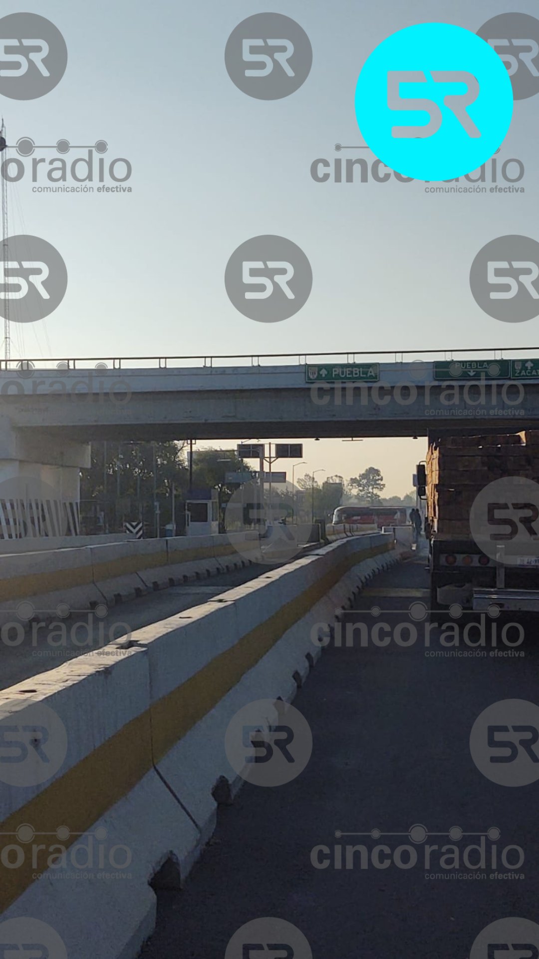 Cierre vial en la Autopista Puebla-Tlaxcala por accidente de autobús