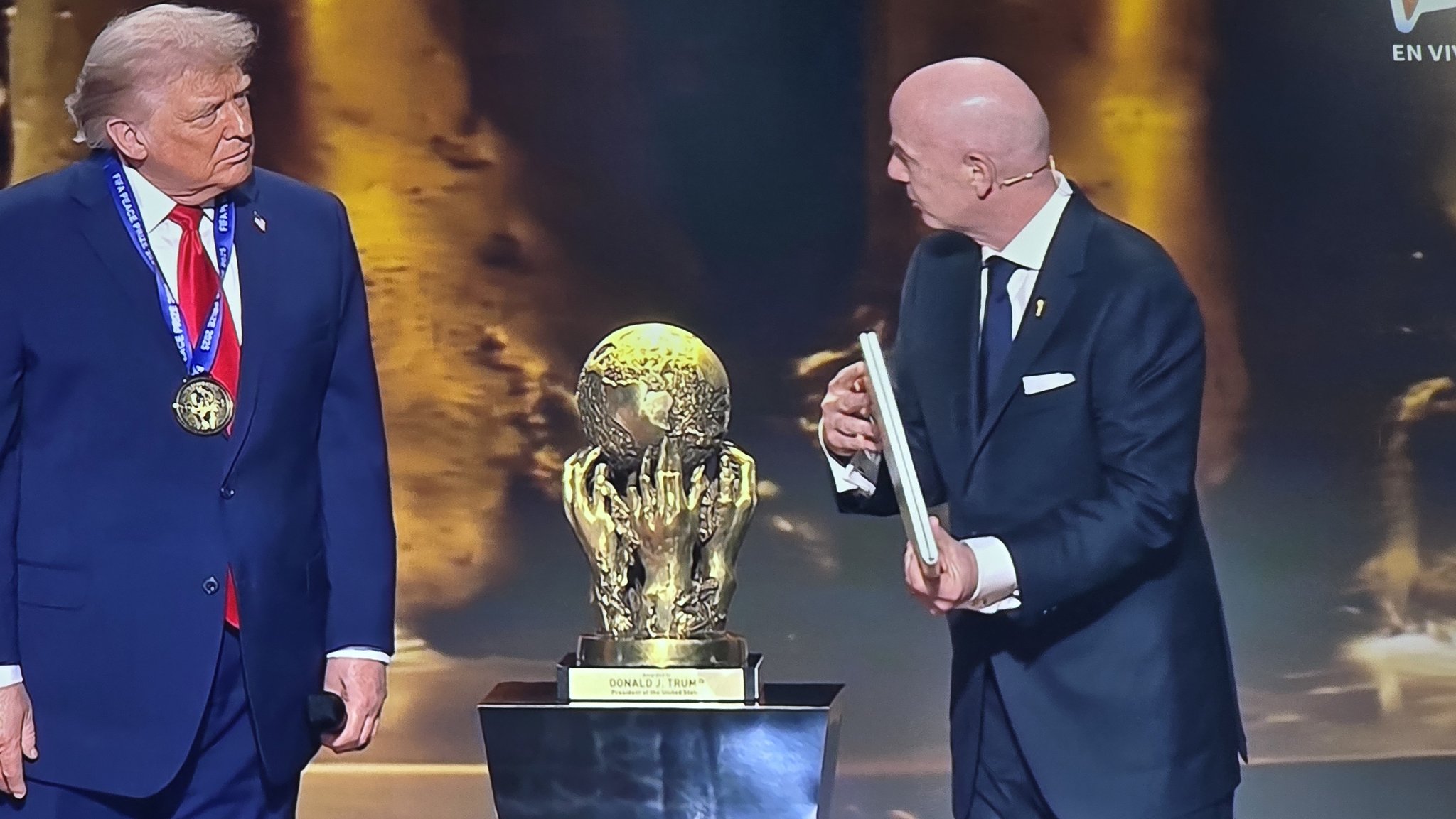 Donald Trump recibe el primer Premio de la Paz de la FIFA