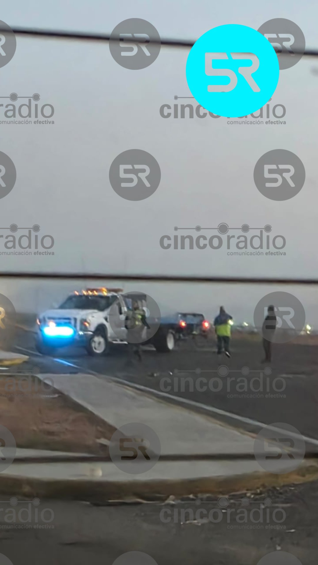 Un motociclista falleció esta mañana en la carretera al Aeropuerto Serdán tras chocar con un camión de Antiplano; la moto quedó atrapada bajo la unidad.