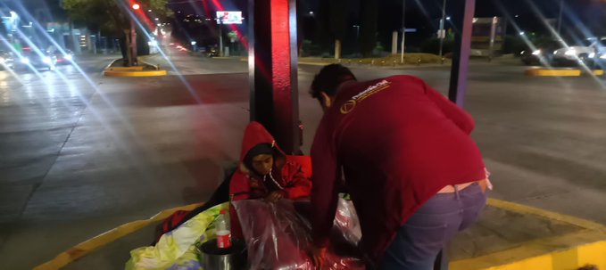 El Gobierno de Puebla realizó recorridos preventivos y entregó cobijas y colchonetas a personas vulnerables por bajas temperaturas.