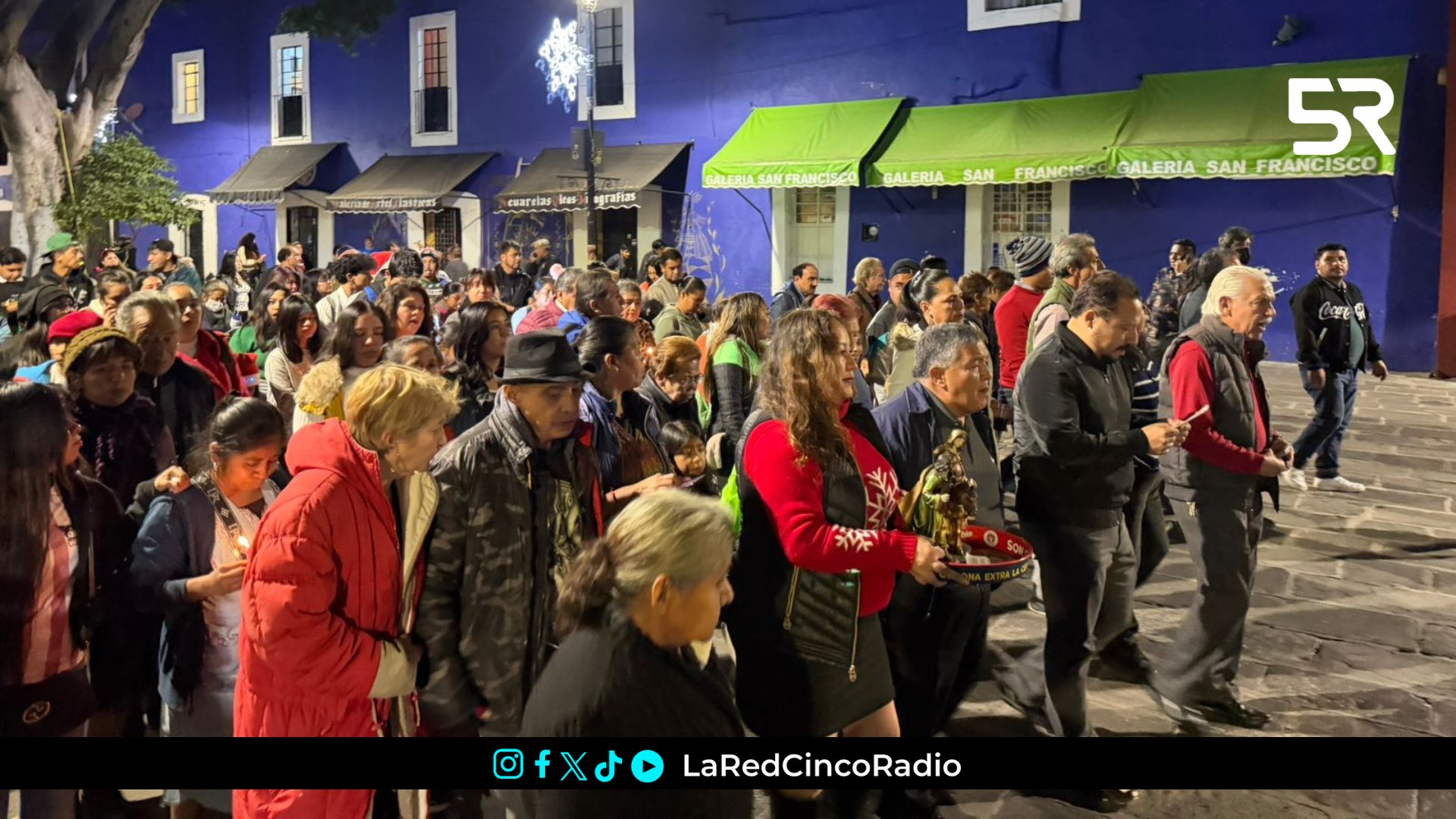 La tradicional posada de los anticuarios de Los Sapos reunió a decenas de familias poblanas en el Centro Histórico para celebrar el espíritu navideño.