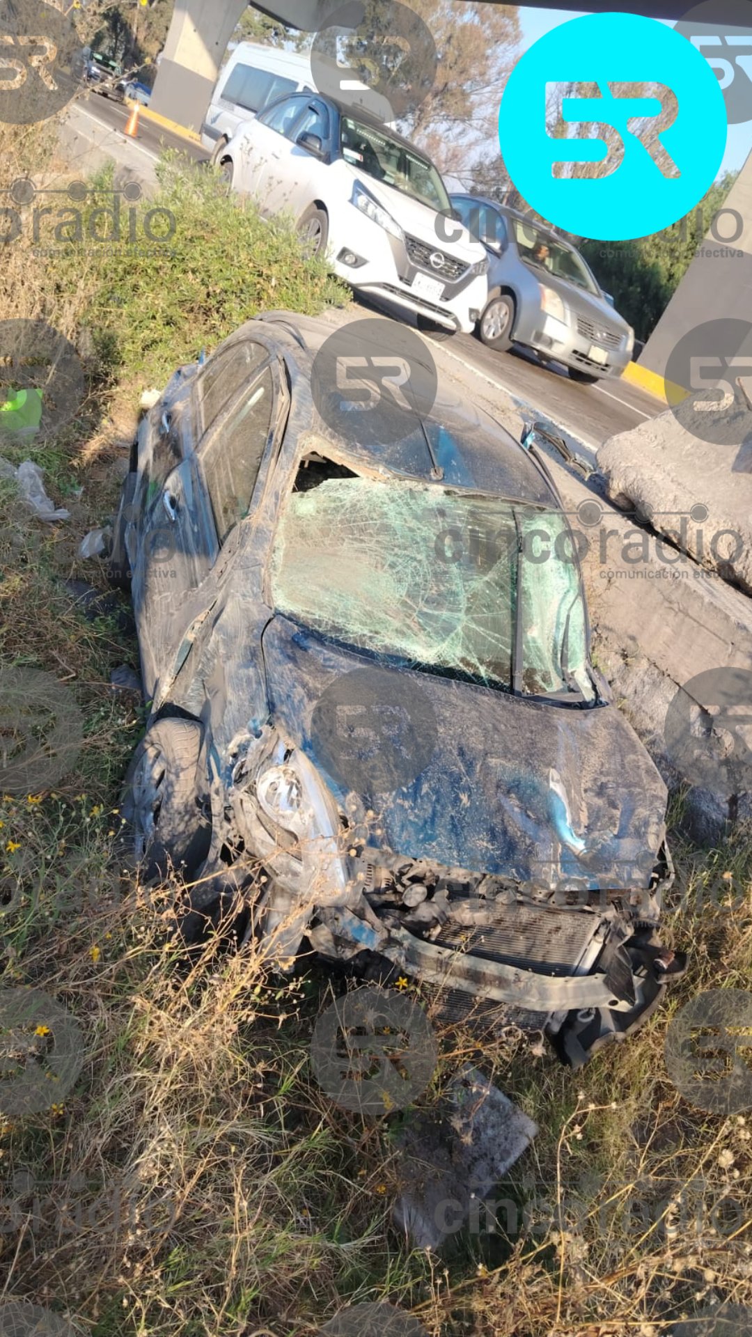 El percance ocurrió en el km 122+500, sentido a Veracruz, en la desincorporación a San Felipe; una grúa retira el vehículo siniestrado.