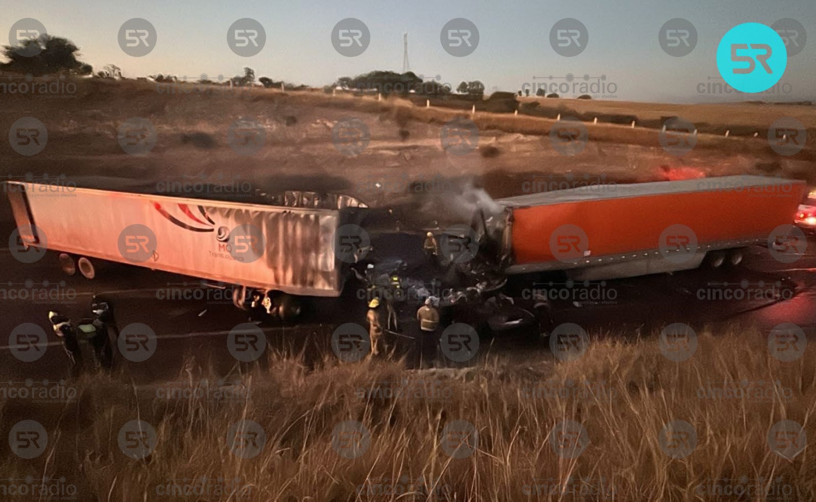 Un accidente que involucró a cuatro tractocamiones en la carretera federal 57 dejó dos personas lesionadas; el tránsito se restablece de forma gradual.